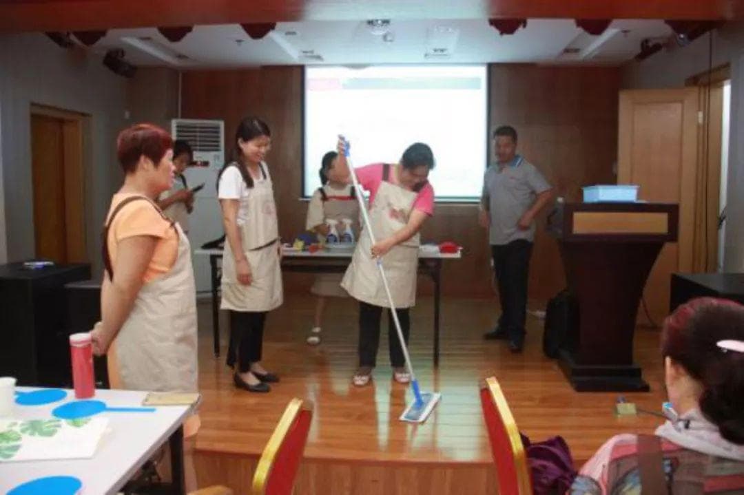 社区家政课程中的拖地练习
