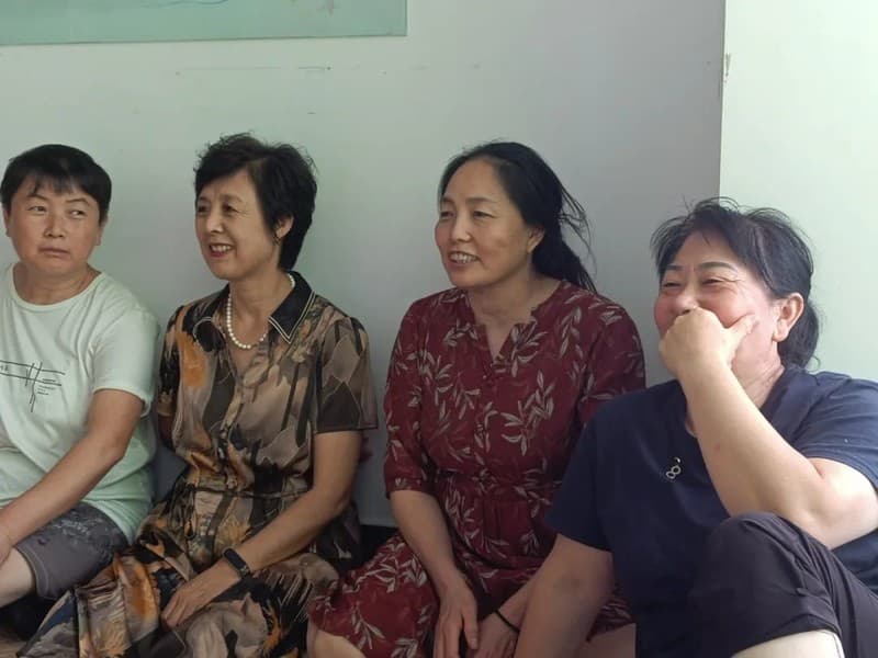 家政姐妹坐在一起聊天
