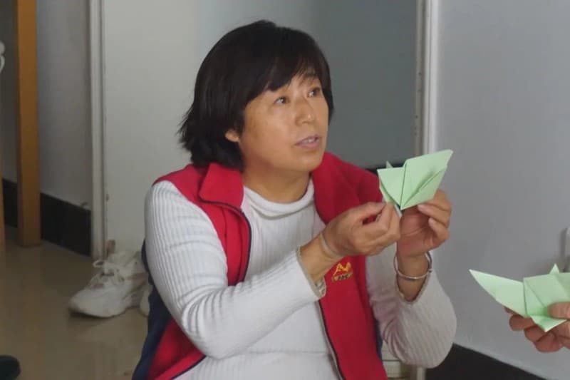 家政工在社群活动中展示折纸