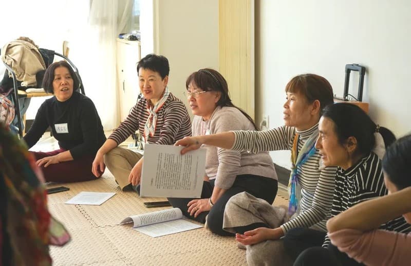 家政姐妹围坐交流