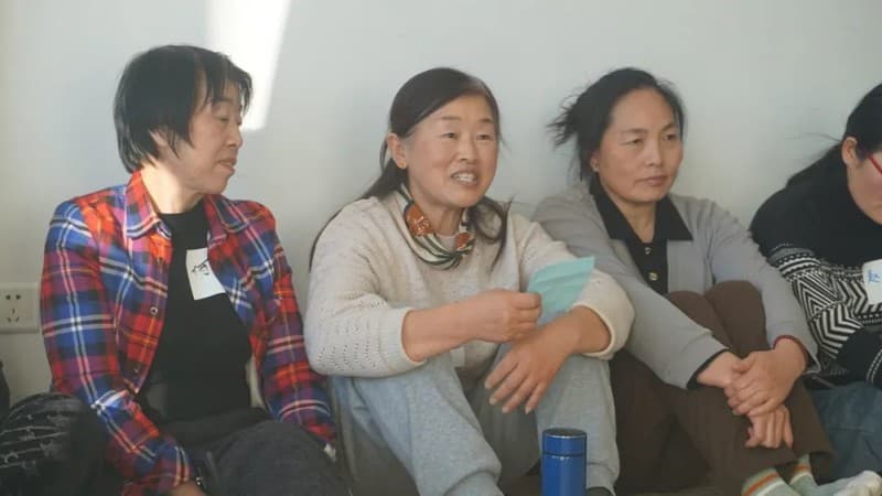 家政姐妹在社群活动中交流