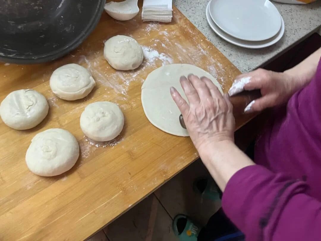 家政工素英用双手制作面食